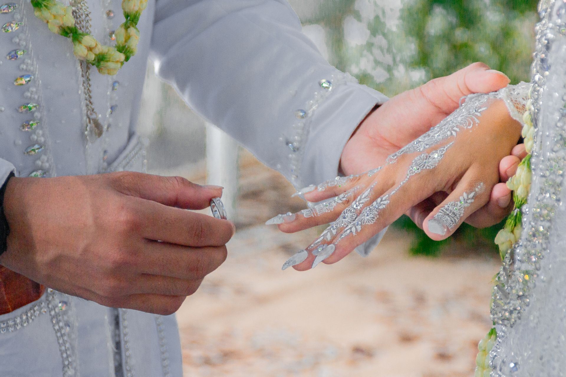 Momen penggantian cincin pernikahan di upacara pernikahan