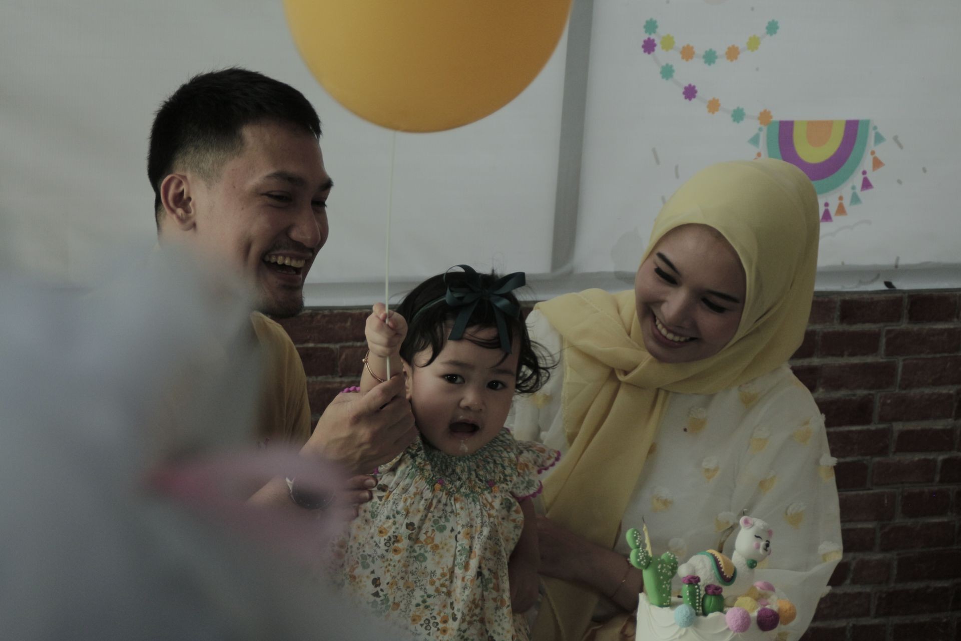 Suasana bahagia di pesta ulang tahun yang penuh tawa dan keceriaan.